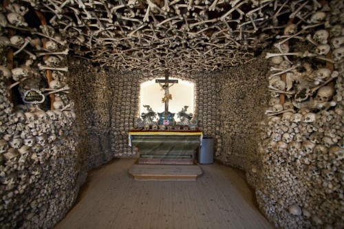 Skull-Chapel-Kaplica-Czaszek-Poland-main-alter-963